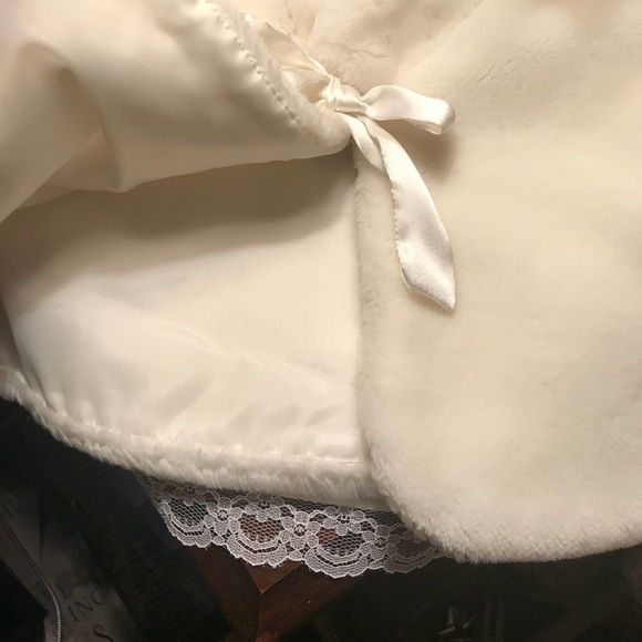 Rare Vintage 1970’s Fur Bow Cape - Picture 3 of 7